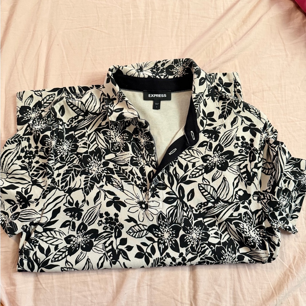 Express Monochrome Floral Button Down Shirt - Picture 2 of 4